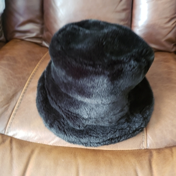 Danier Hat - Picture 5 of 9